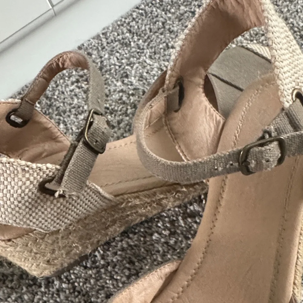 Elegant Beige Women's Espadrille Sandals